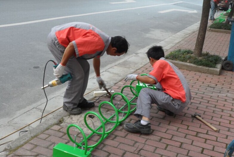 河南市政街道全區(qū)推廣非機(jī)動(dòng)車螺旋式停車架